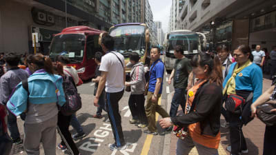 Kineser från medelklassen på shoppingtur i Hongkong