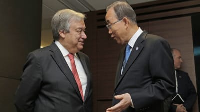 FN:s nya generalsekreterare António Guterres och företrädaren Ban Ki-moon i New York den 13 oktober 2016.