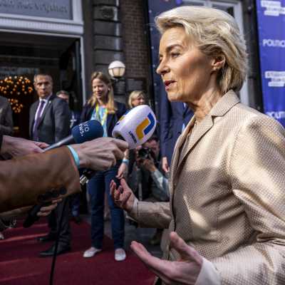 Ursula von der Leyen intervjuas av journalist utanför debattarena i Maastricht.