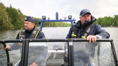 Vanhempi konstaapeli Mika Heikkinen ja ylikonstaapeli Pasi Huhta valvomassa vesiliikennettä Lohjanjärvellä.