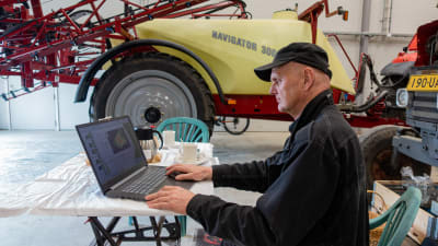 Jordbrukaren Tony Hydén tittar på satellitdata på sin bärbara dator.