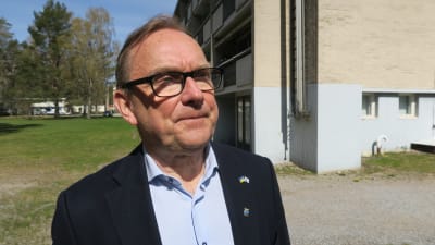 Hangon kaupunginjohtaja Denis Strandell Lappohjan kerrostaloyhtiön pihalla.