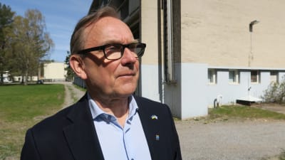 Hangös stadsdirektör Denis Strandell står utanför ett våningshus i Lappvik i Hangö.