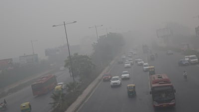 Trafik i smog i New Delhi.