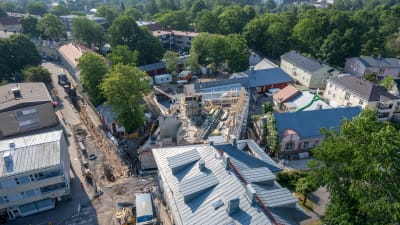 Överblick över en byggarbetsplats tagen uppfrån. 