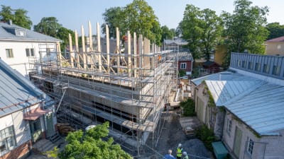 Halvfärdig byggnad mitt i bygget.