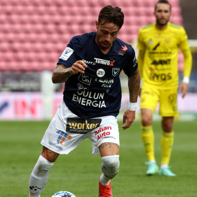 Dennis Salanovic driver med bollen.