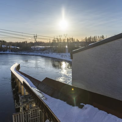 Petäjäskosken vesivoimalaitos Kemijoessa Rovaniemellä. Rannoilla on jonkin verran lunta.
