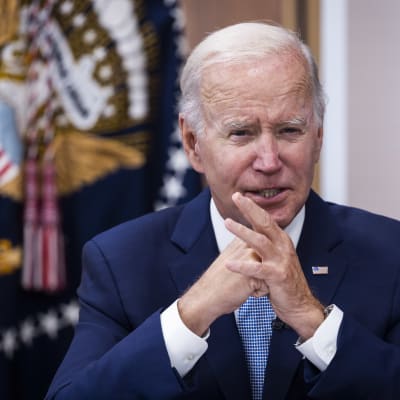 USA:s president Joe Biden sitter med armbågarna på bordet. 