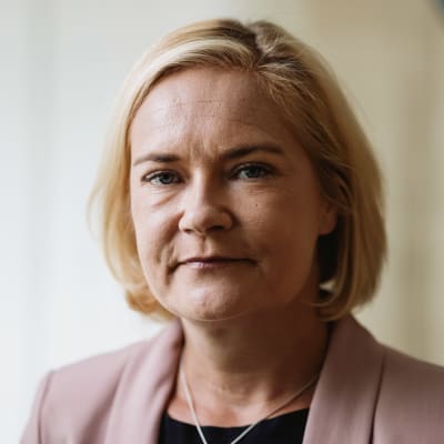 Inrikesminister Mari Rantanen (Sannf) i närbild.