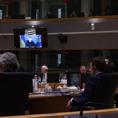 EU-ledare samlade runt ett bord med videokontakt till Ukrainas president