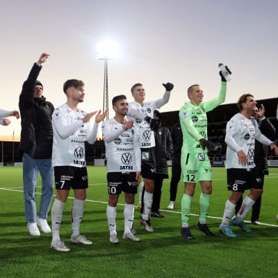 FC Haka juhlii europelipaikkaa.