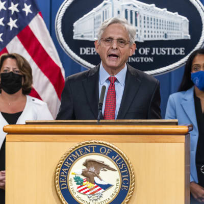 USA:s justitieminister Merrick Garland står på ett podium och talar.