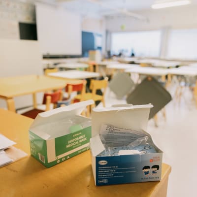 Kasvomaskit ala-koulun luokkahuoneessa.