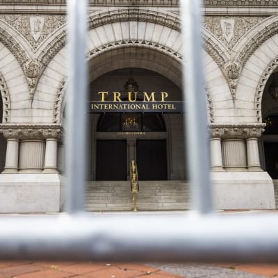 Trump International Hotelin julkisivu Washington D.C.:ssä kuvattuna metalliaidan läpi.