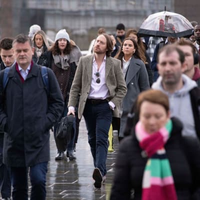 Folk promenerar till jobbet i London på grund av tågstrejk i januari 2023