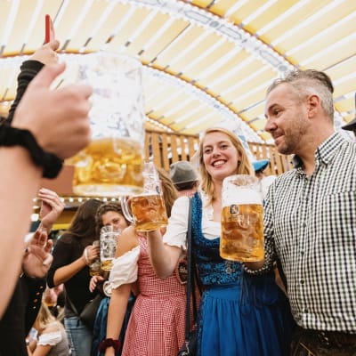 Oktoberfest on myös ulkomaalaisten suosiossa Lotte Stoffers (vas.) on kotoisin Itävallasta, Federico Bonaso (oik.) on kotoisin Italiasta, keskellä Feya Slagman.