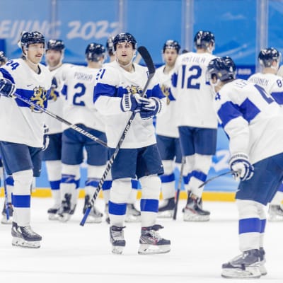 Finlands hockeyherrar firar segern mot Lettland.