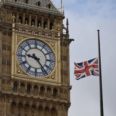 Den brittiska flaggan på halvstång bredvid Big Ben i London.
