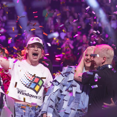 Windows95man ja Henri Piispanen tuulettamassa voittoa UMK-artistialueella konfettisateessa.