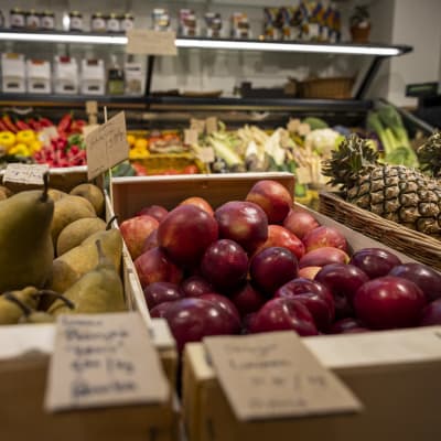 Hedelmiä ja vihanneksia myynnissä Hakaniemen kauppahallissa Helsingissä.