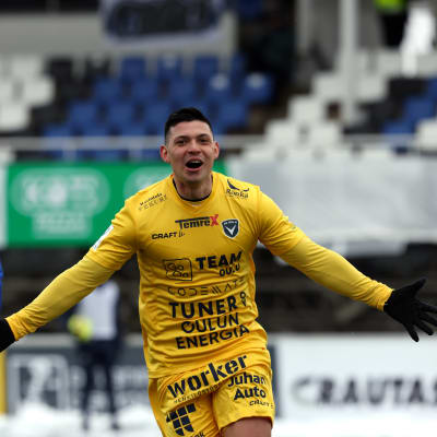 Michael Lopez tuulettaa AC Oulun johtomaalia FC Interiä vastaan huhtikuussa 2022.