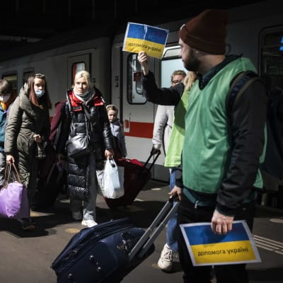 Ukrainska flyktingar på en tågstation.