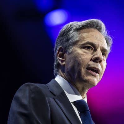 Anthony Blinken kuvattuna etuviistosta samalla, kun hän puhuu.