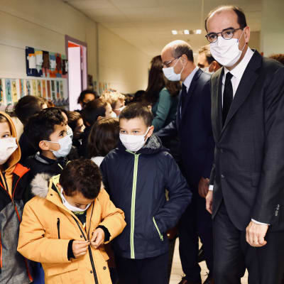Frankrikes premiärminister Jean Castex besöker en skola i Conflans-Sainte-Honorine, den ort där den mördade läraren Samuel Paty undervisade.