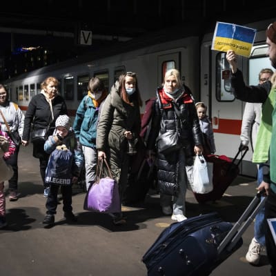 Ukrainska flyktingar på en tågstation.