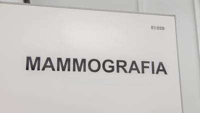 Mammografia-teksti ovessa Etelä-Karjalan keskussairaalassa.