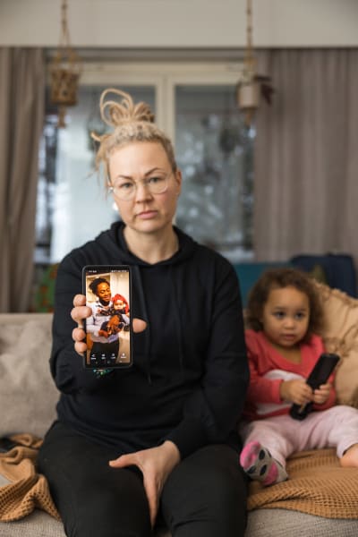 Heidi visar foton på sin telefon.