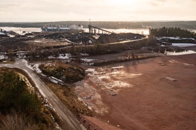 Drönarbild från Ingå hamn där Blastr planerar en fossilsnål stålfabrik. I bakgrunden havet och LNG-fartyget Exemplar.