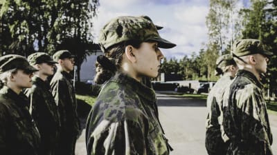 Beväringar väntar på att få gå in i matsalen. 