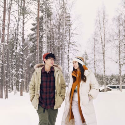 kaksi kiinalaista näyttelijää lumisessa maisemassa elokuvan markkinointikuvassa..