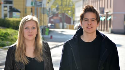 Olivia Casagrande och Lukas Lundin från Ekenäs högstadieskola vill flagga med regnbågen för sexuella minoriteters rättigheter.