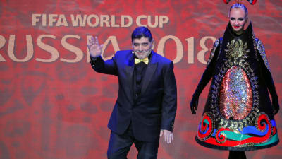 Diego Maradona gör sig redo för att lotta grupperna.