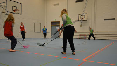 Skolelever spelar innebandy.
