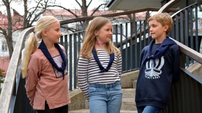 Scouter som står ute.
