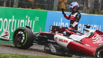 Valtteri Bottas stiger ur bilen.