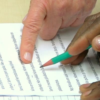 Maahanmuuttaja opettelee lukemaan ja kirjoittamaan
