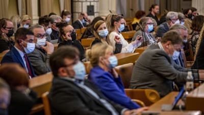 Fullmäktigeledamöter i Åbo sitter i salen. 