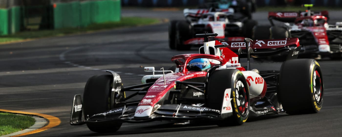 Valtteri Bottas alla guida dell'auto.