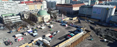 Vy över torgparkeringsbygget i Åbo från luften. 