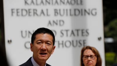 Statsåklagaren i Hawaii, Douglas Chin, svarar på journalisternas frågor utanför domstolsbyggnaden i Honolulu 15.3.2017