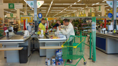 Rysk shoppingturist handlar i Villmanstrand