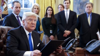 Donald Trump och staben i Vita huset.