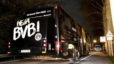 Dortmunds spelarbuss fotograferad bakifrån.