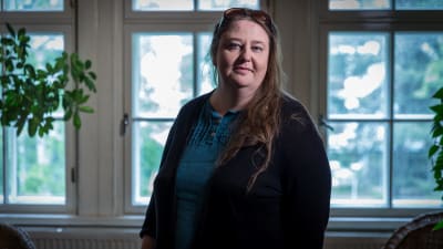 Bild på Laura Lodenius som är verksamhetsledare för Fredsförbundet. Hon har långt ljust hår och en blå blus på sig.