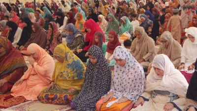 Muslimska kvinnor samlade till bön i Pakistan